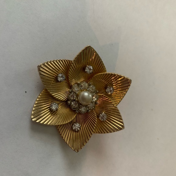 SALE $15 or 3 for $40 vintage pearl & crystal flower pin & heart pierced studs - Picture 2 of 3